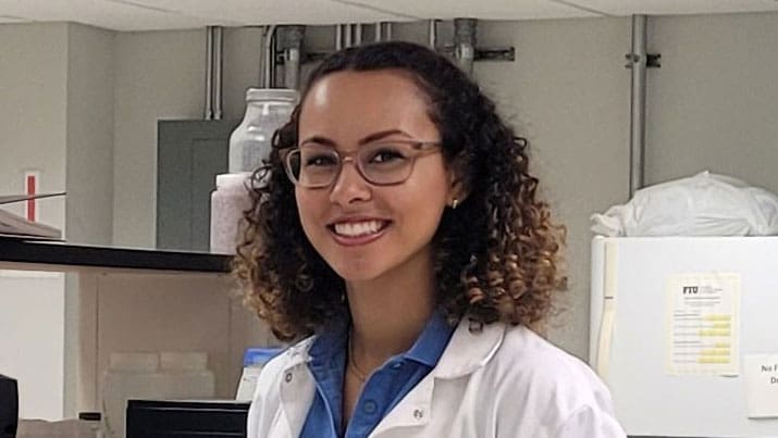 Portrait of Caridad Estrada Cardona in the laboratory.