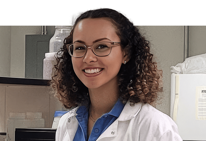 Portrait of Caridad Estrada Cardona in the laboratory.