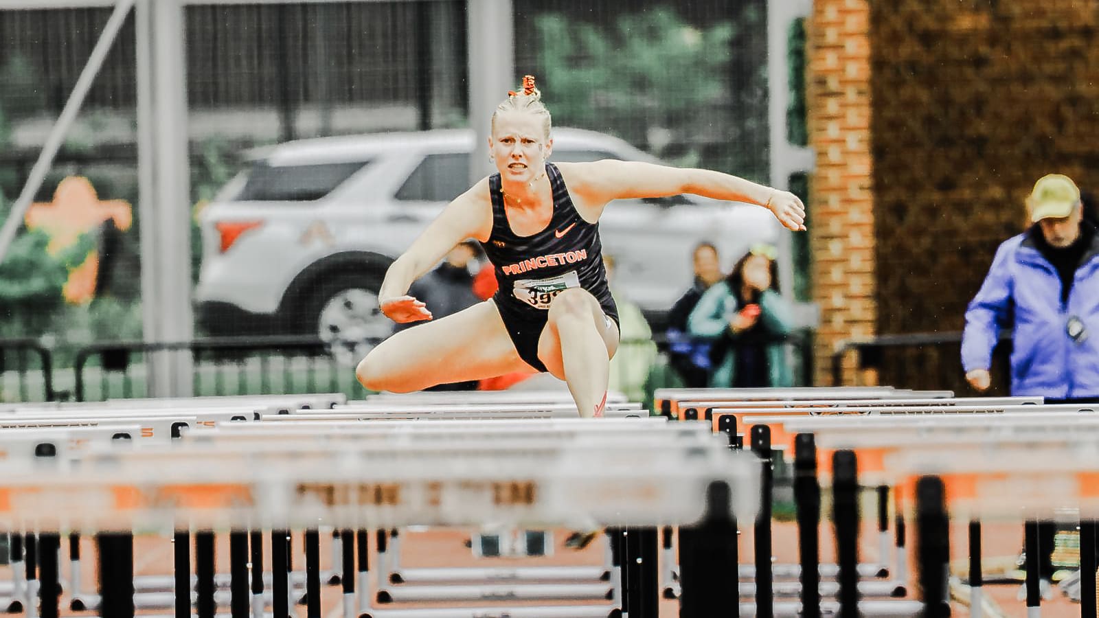 Julia Jongejeugd running hurdles.