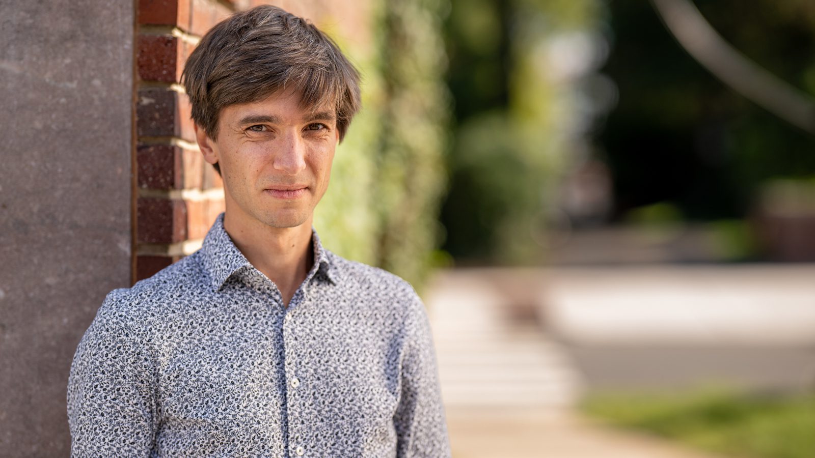 portrait of Luc Deike wearing a patterned shirt.