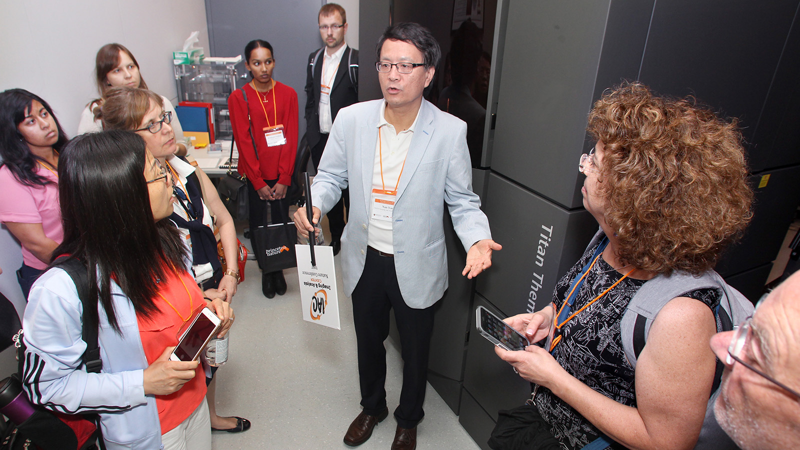Director of microscopy facility gives tour to visiting researchers