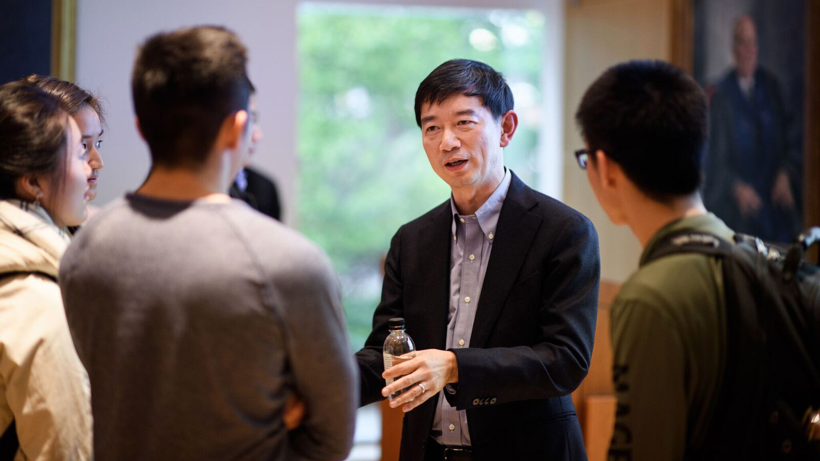 Entrepreneur James Mi speaks with students