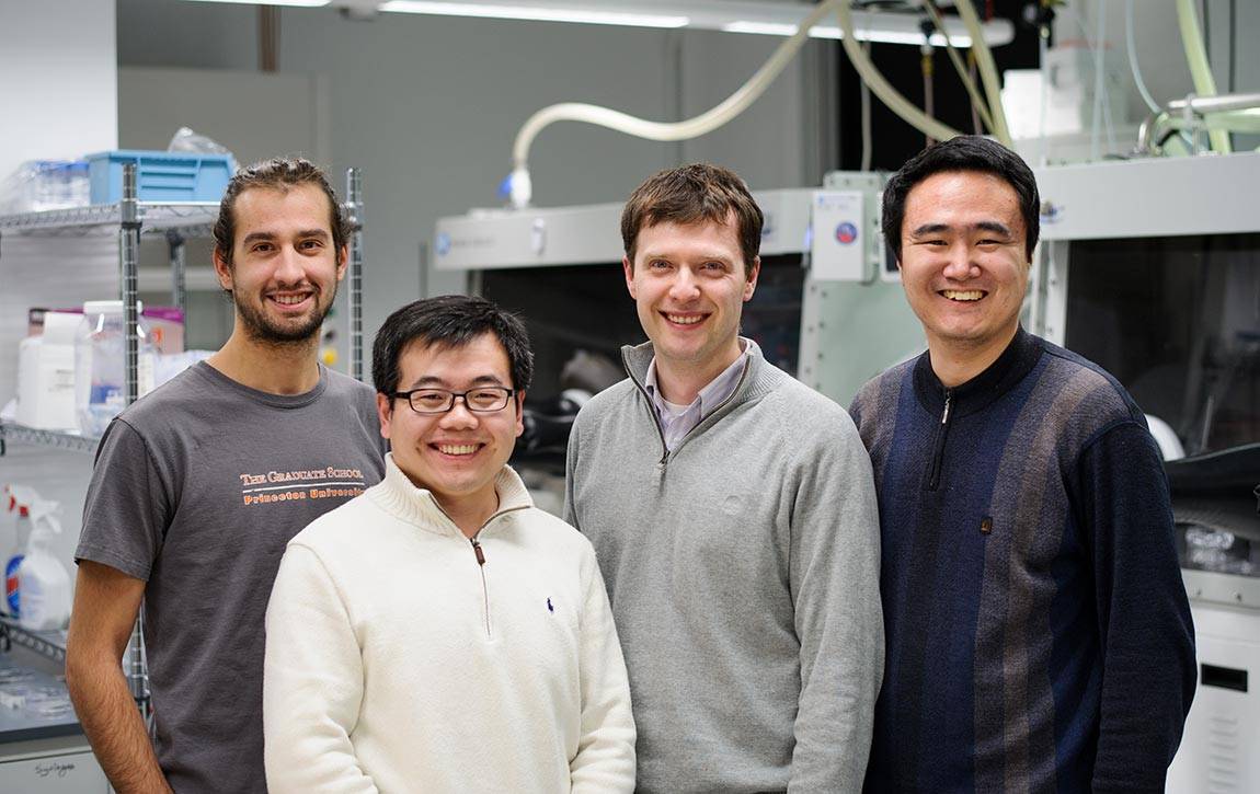 Group photo of the researchers, taken in a laboratory. They are smiling.